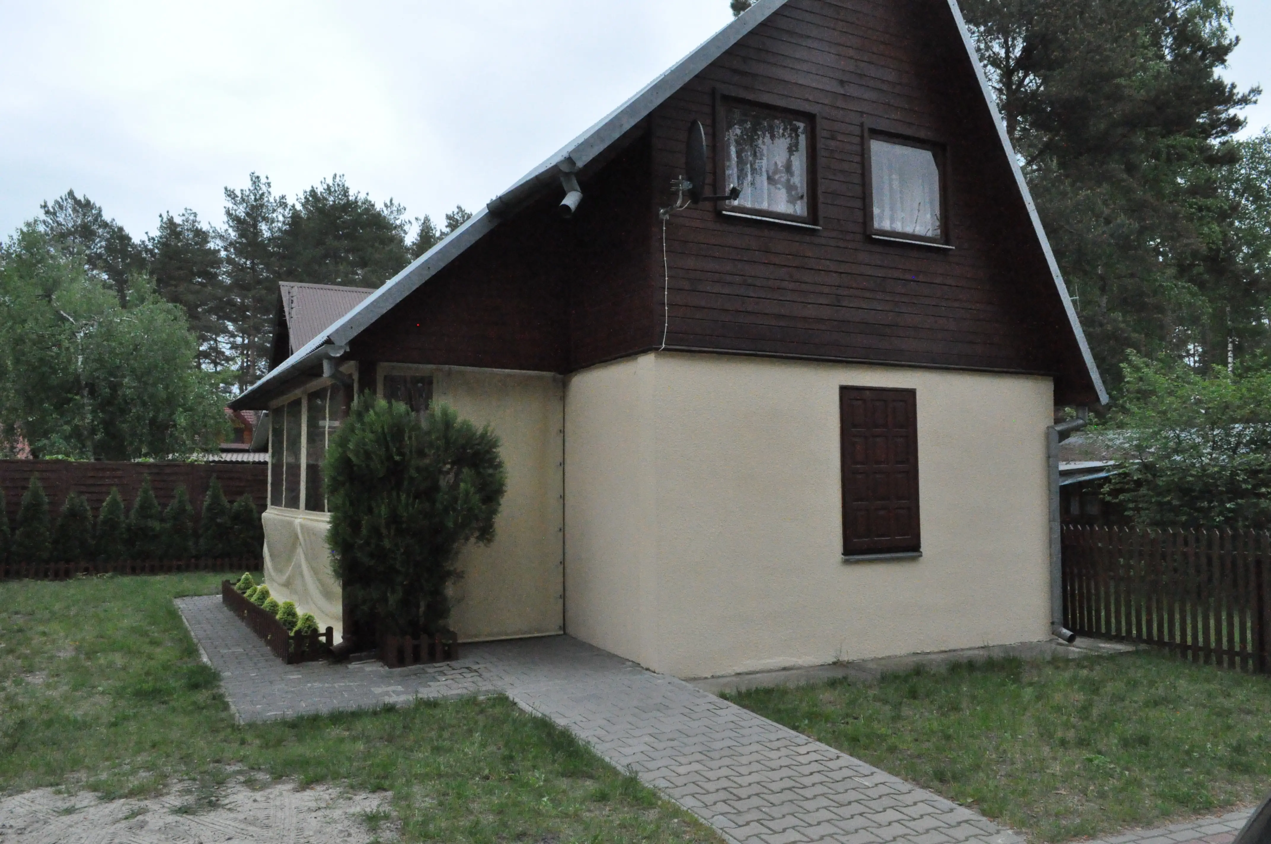 Domek nad Jeziorem Białym — widok z zewnątrz, Okuninka